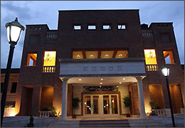 اجرای نمایش کسی نیست همه داستان‌ها را به یاد آورد پس از 10 سال با حضور روزبه بمانی