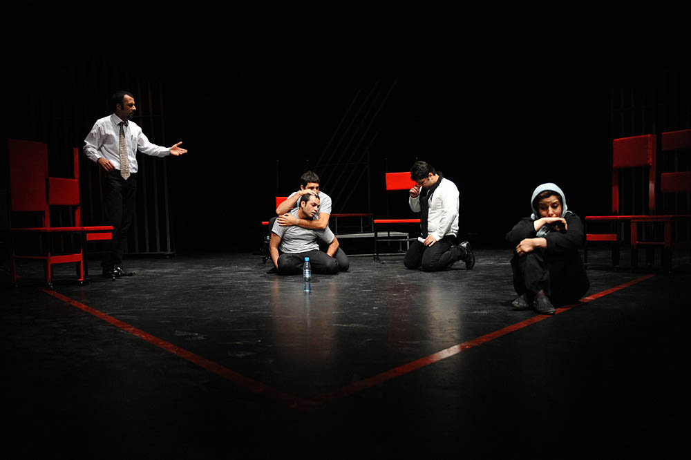 نگاهی به نمایش دلم میخواد محکم بزنم تو گوش اتللو  کاری از گروه پژواک