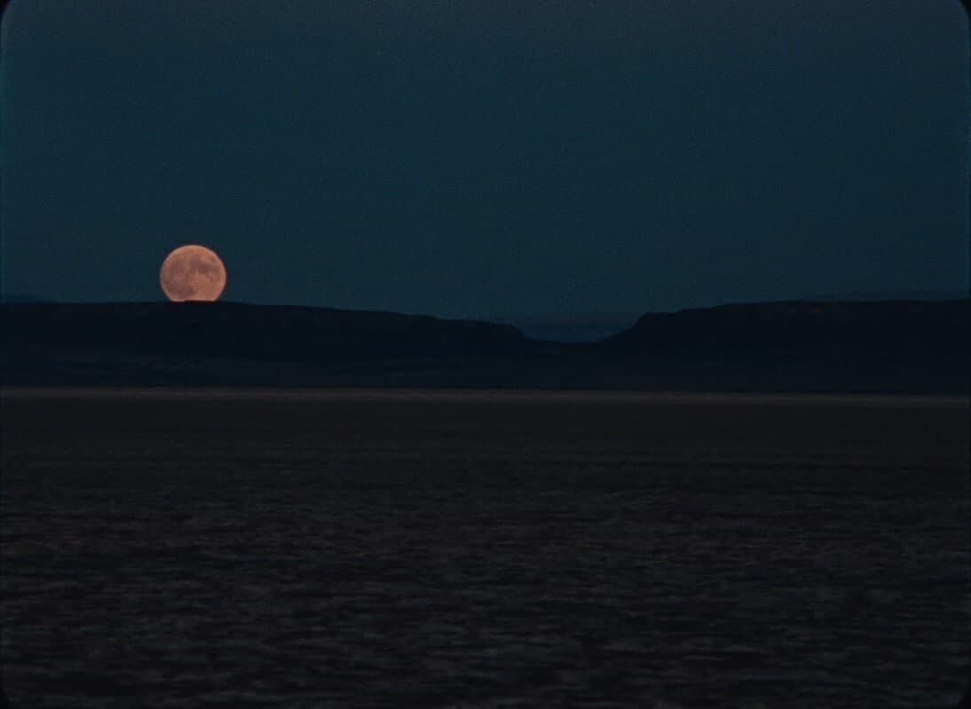 مستند به ماه